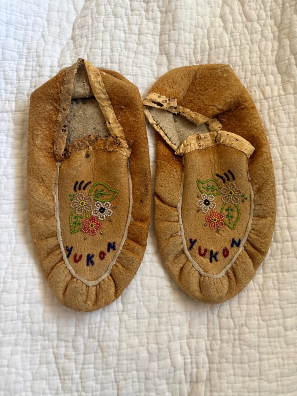 Antique INDIAN FLORAL BEADED MOCCASINS NATIVE AMERICAN